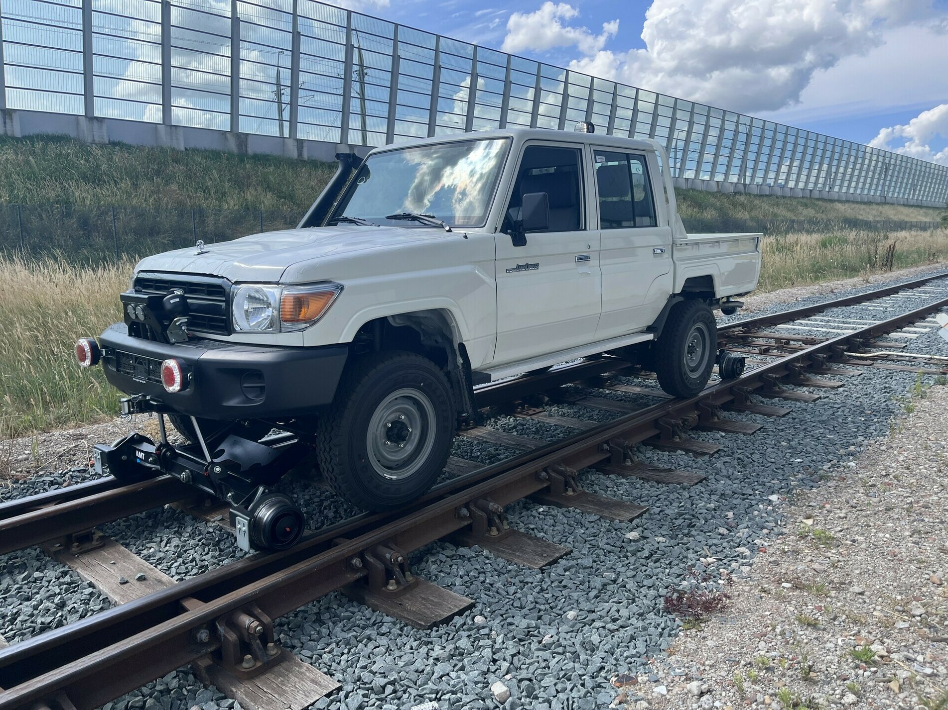 Toyota-Landcruiser-rail-inspection-service-vehicle